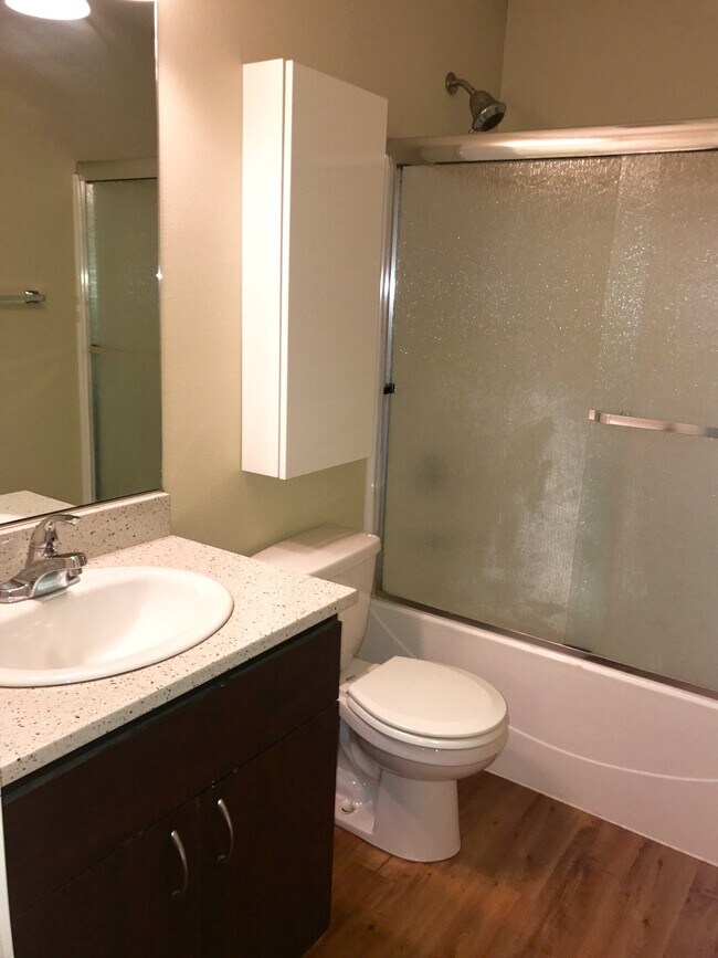 Building Photo - 5226 NE Couch St