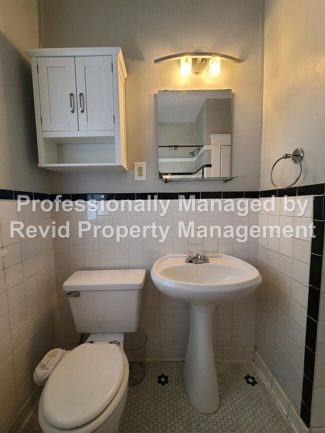 Building Photo - Large upstairs apartment in Midtown!
