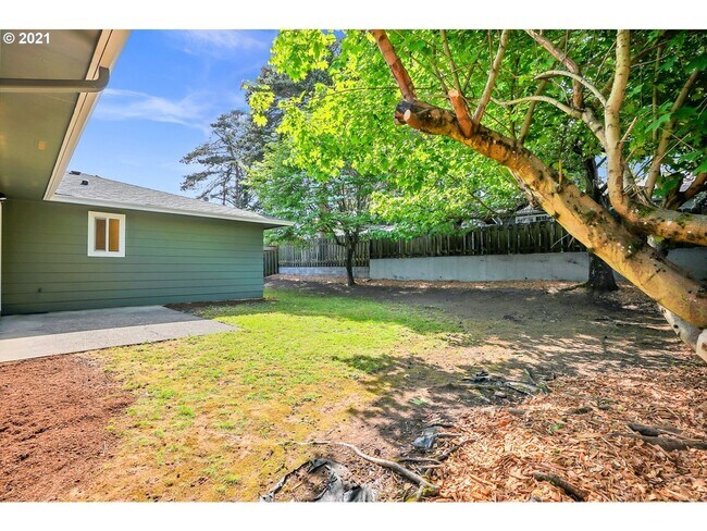 Building Photo - Beautiful 3-bdr/2-bath ranch in Argay Terrace—2 living areas, 2-car garage, & large, fenced yard!