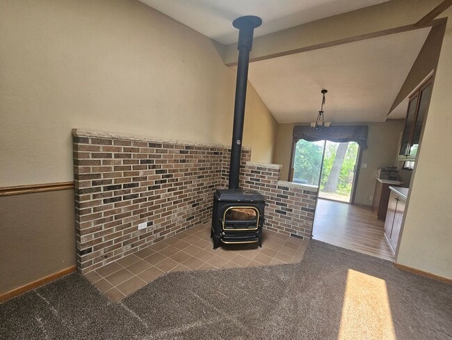 Building Photo - 3 bedroom 2 bath with additional lower lev...