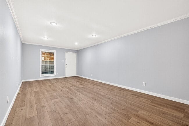 Building Photo - 359 N Post Oak Ln