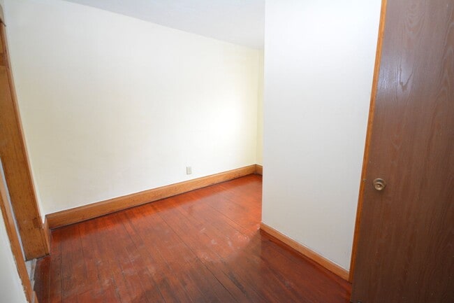 Building Photo - Charming 2 bedroom with beautiful features!