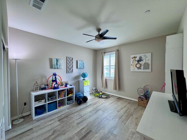 Building Photo - Stunning 5 Bedroom + Office Home with Priv...