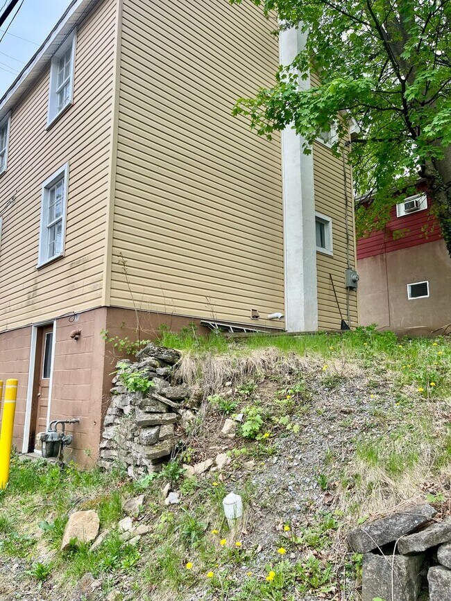 Building Photo - 2 Bedroom Single-Family Home in Bellefonte – Available August 1