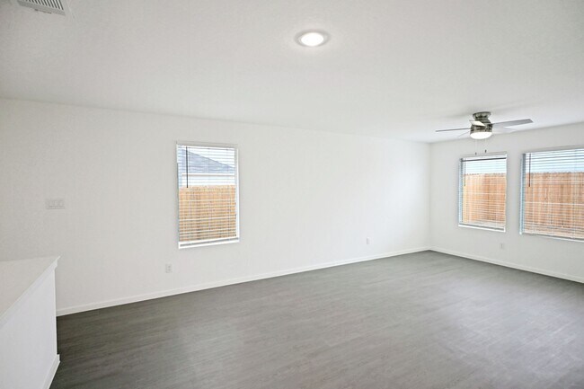 Building Photo - 2423 Shady Grv