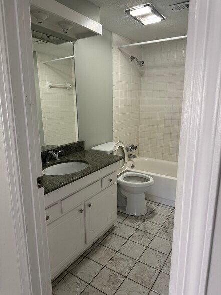 Bathroom - 146 Rue Fontaine