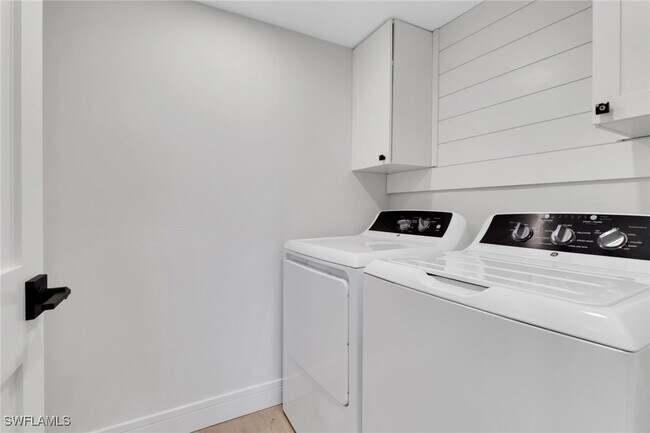 Building Photo - 12945 Vanderbilt Dr