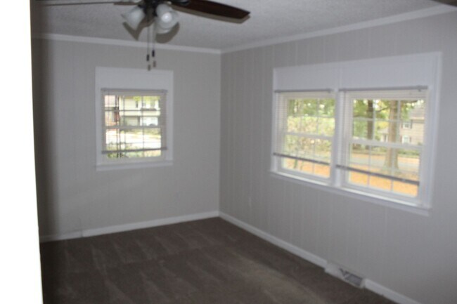Building Photo - 4 Br, 3 ba + Bonus Henderson Forest