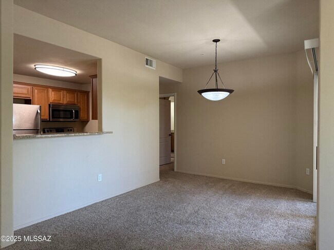 Building Photo - 2550 E River Rd