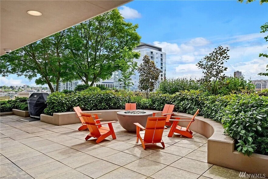 Rooftop Firepit w BBQ - 819 Virginia St