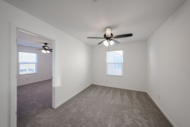 Building Photo - NEW 5 BEDROOM 3 BATHROOM HOME AVILABLE FOR RENT!