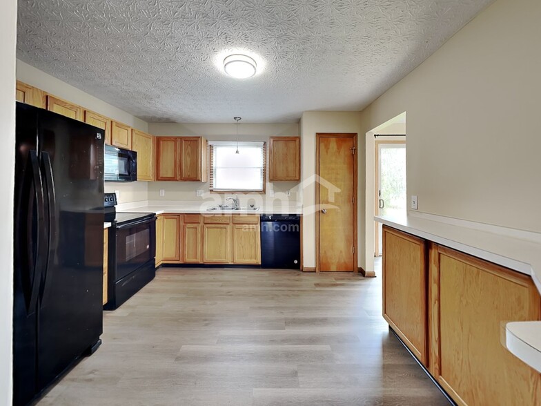 Building Photo - 555 Allis Pl E