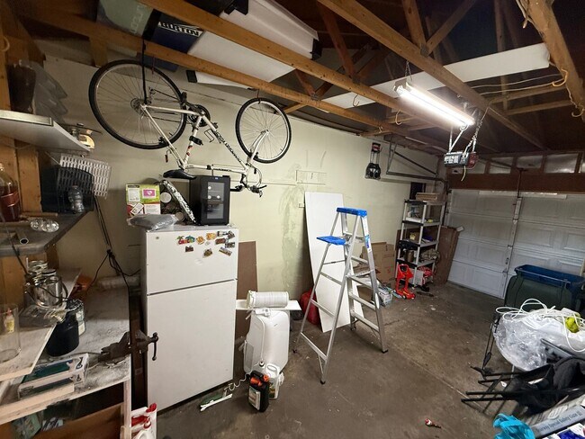 Building Photo - Modern Comfort & Convenience in a Prime Location