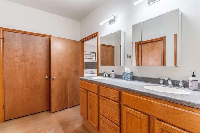 Building Photo - 2551 Spring Valley Dr