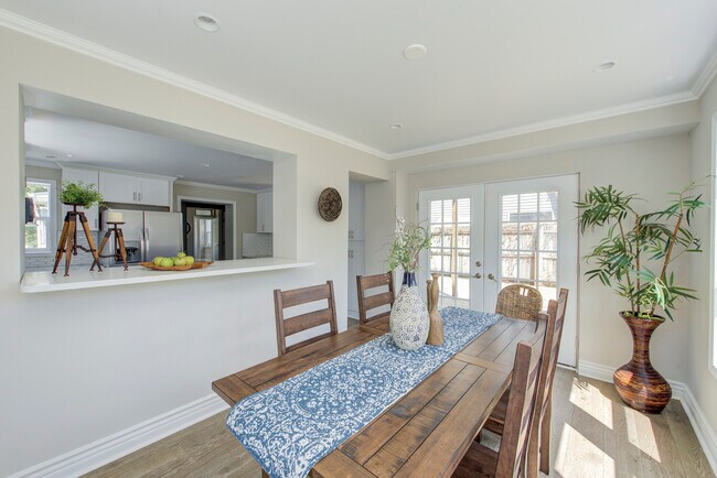 Building Photo - 701 Lincoln St