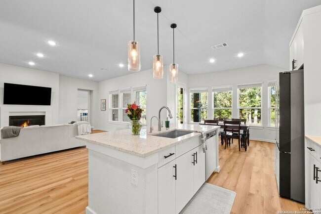 Building Photo - 143 Maravillas