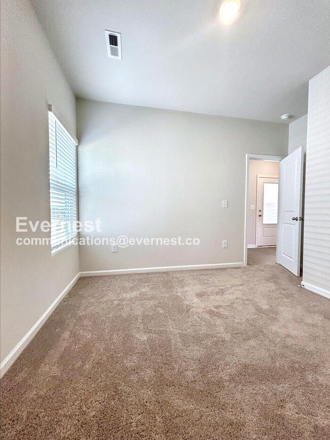 Building Photo - 106 Lightning Dr