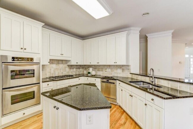 Building Photo - 704 Longleaf Dr NE