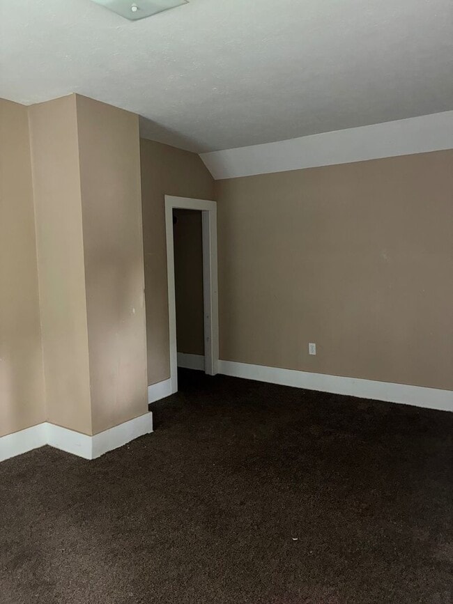 Building Photo - Charming 3-Bedroom Property in Prime Location