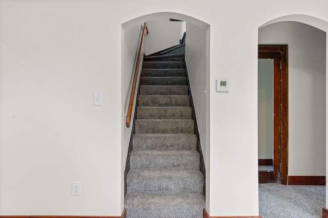 Building Photo - Newly Updated 3 Bed Home