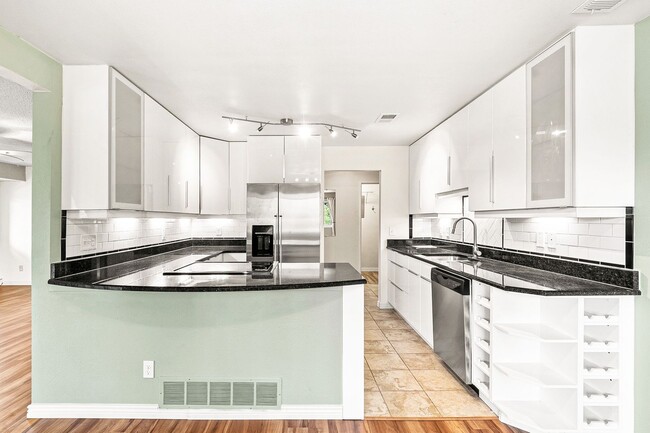 Building Photo - Remodeled 2B/2B East Boulder Apartment w/ ...