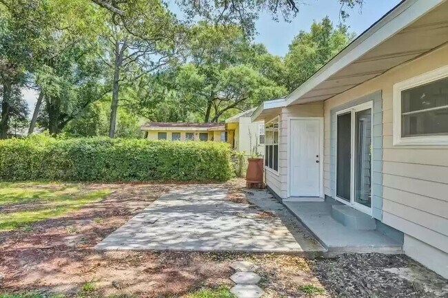 Building Photo - 360 Chicago Ave