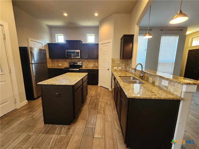 Building Photo - 565 Creekside Frst
