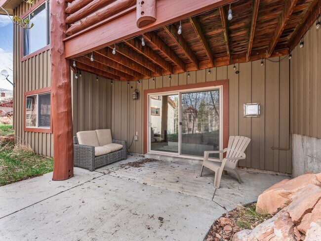 Building Photo - Cedar Ridge Townhome  **Mid-April thru November Rental**