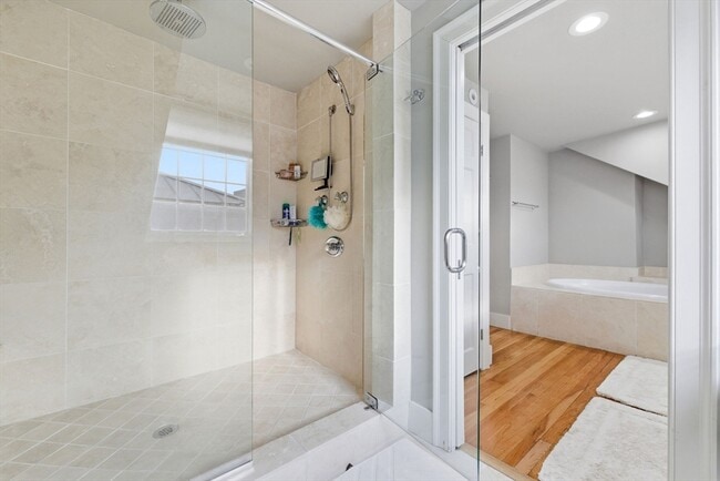 Building Photo - 50 River St