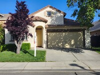 Building Photo - Spacious 3-Bedroom Plus Den Home in Desira...