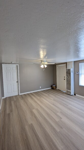 Building Photo - 834 S Spruce Rd