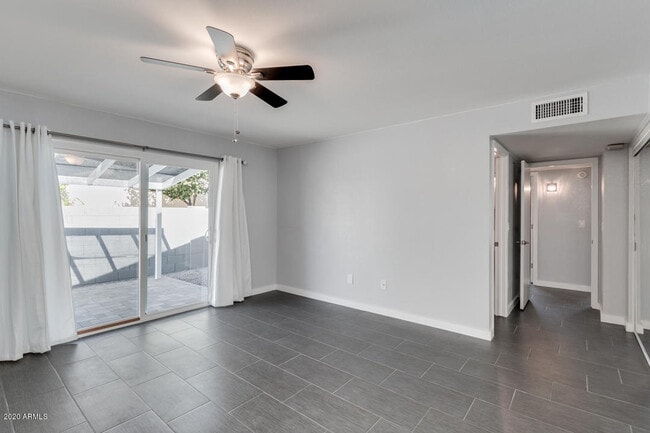 Building Photo - 1115 W Barrow Dr