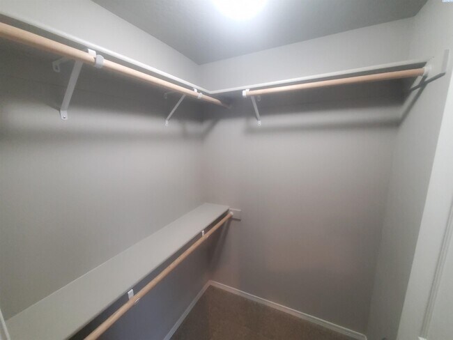 Building Photo - Kennewick Rambler with 3 Car Garage