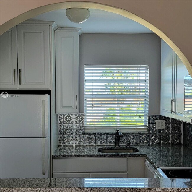 Building Photo - 3000 Sunrise Lakes Dr E