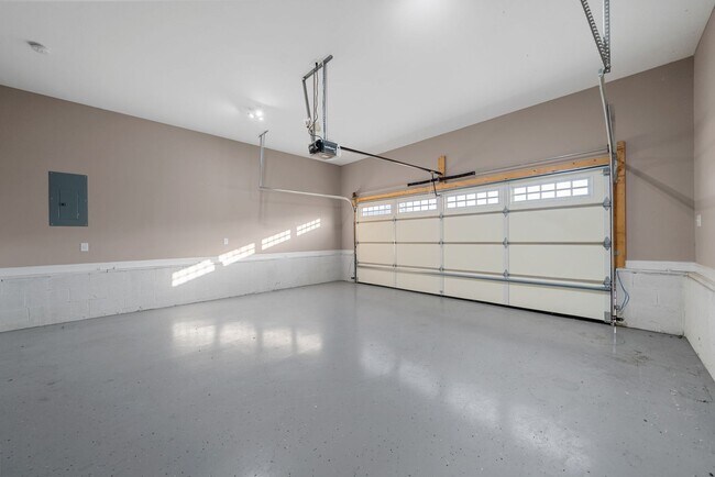 Building Photo - Pet Friendly Four Bedroom with Bonus!