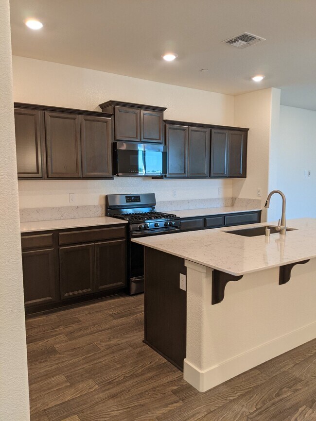 Building Photo - Prime location in Merced!