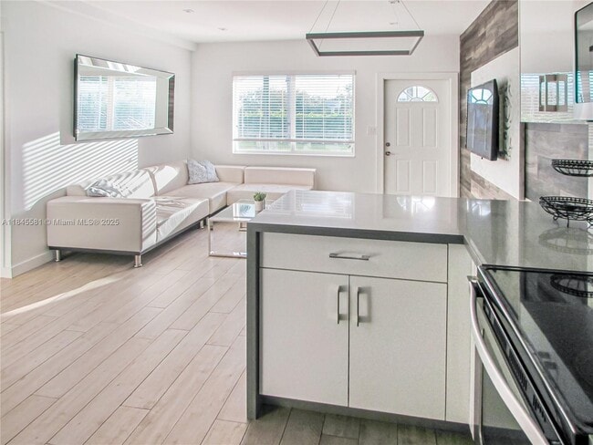 Primary Photo - 9220 Biscayne Blvd