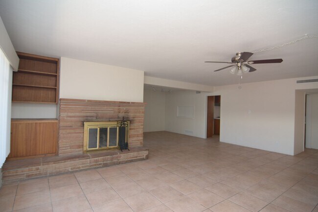 Building Photo - 6 Bedroom 3 Bath Home! Walking distance to University!