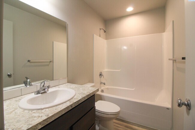 Building Photo - 3 Bed/2 Bath Duplex in Pasco
