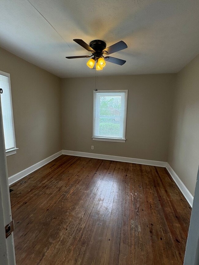 Building Photo - 2 Bed 1 Bath Single Family Brick Home!