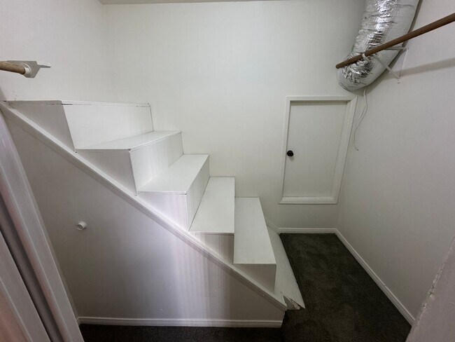 Building Photo - 5 Bedroom, 3.5 Bath, Beautiful 1,856 SQ FT...