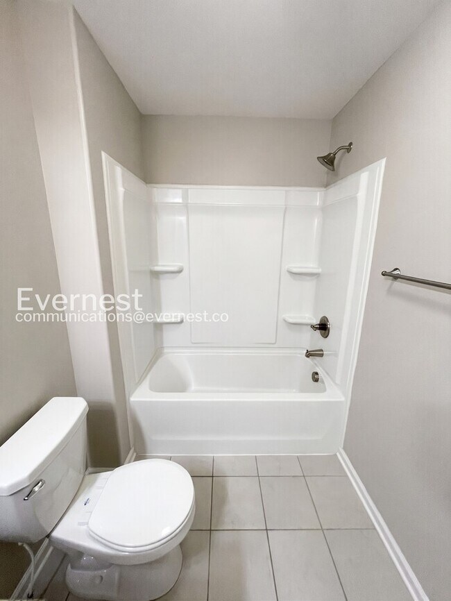 Building Photo - Charming Modern Home / 5 beds 3.5 baths / Garage attached / Fenced-Yard / Available now!
