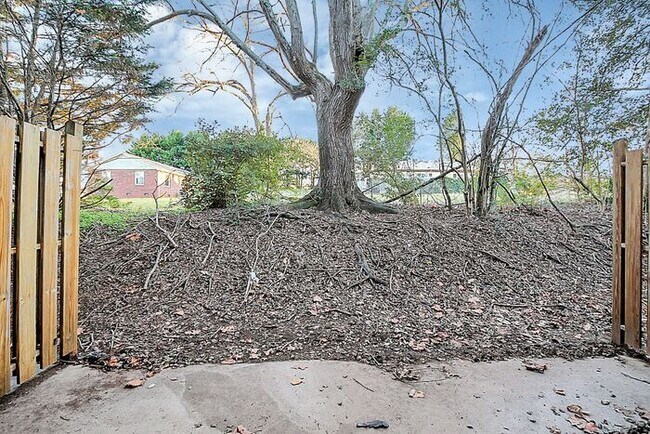 Building Photo - Updated 2BD/1.5BA Hickory Townhome