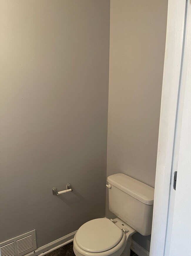 Building Photo - Updated Townhome