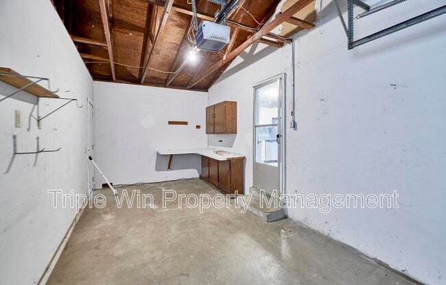 Building Photo - 1405 Willowbrook Dr