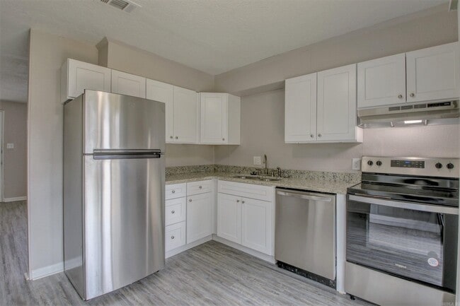 Building Photo - 17 Hiland Pl