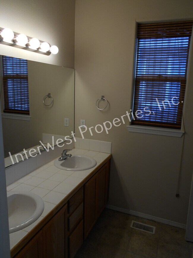 Building Photo - West Salem Beauty!!! 3bd 2ba home with fireplace, high ceilings, 2 car garage and a fenced yard!