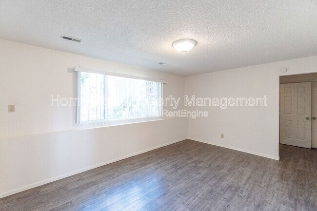 Building Photo - 10309 N Hooper Rd