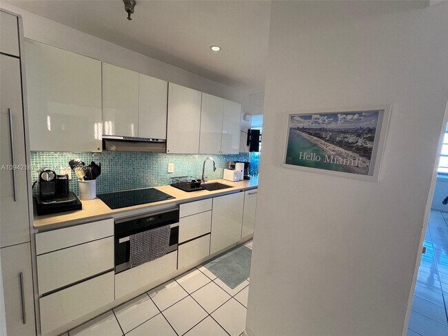 Building Photo - 100 Lincoln Rd