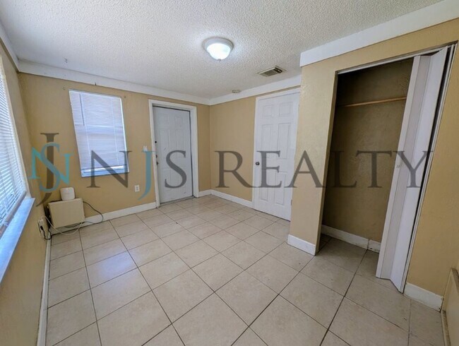 Building Photo - 3034 Roxbury Dr